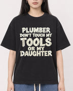 Mockup Boxy Heavyweight Tee Black female close-up 01
