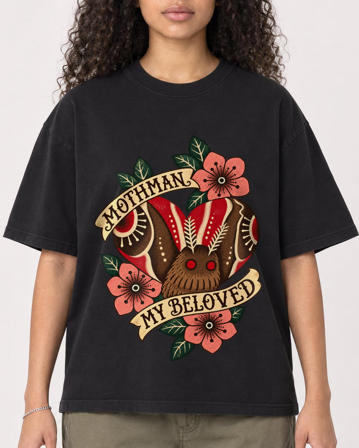 Mockup Boxy Heavyweight Tee Black female close-up 10