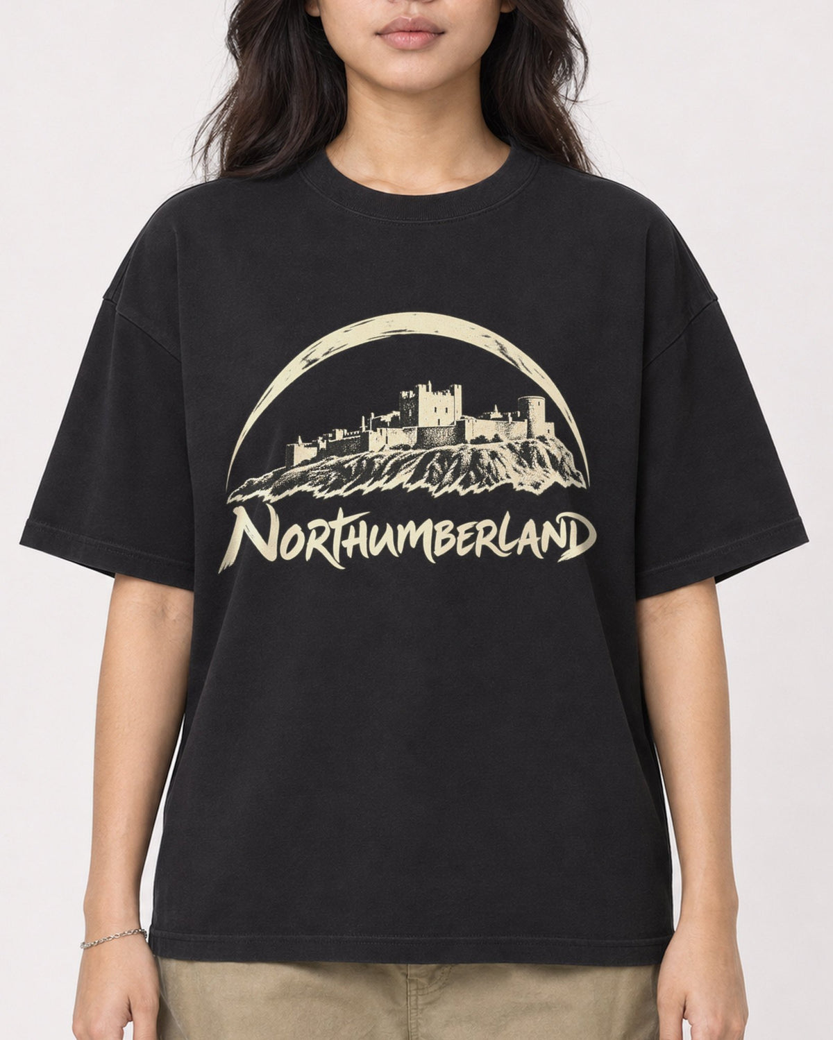 Mockup Boxy Heavyweight Tee Black female close-up 02