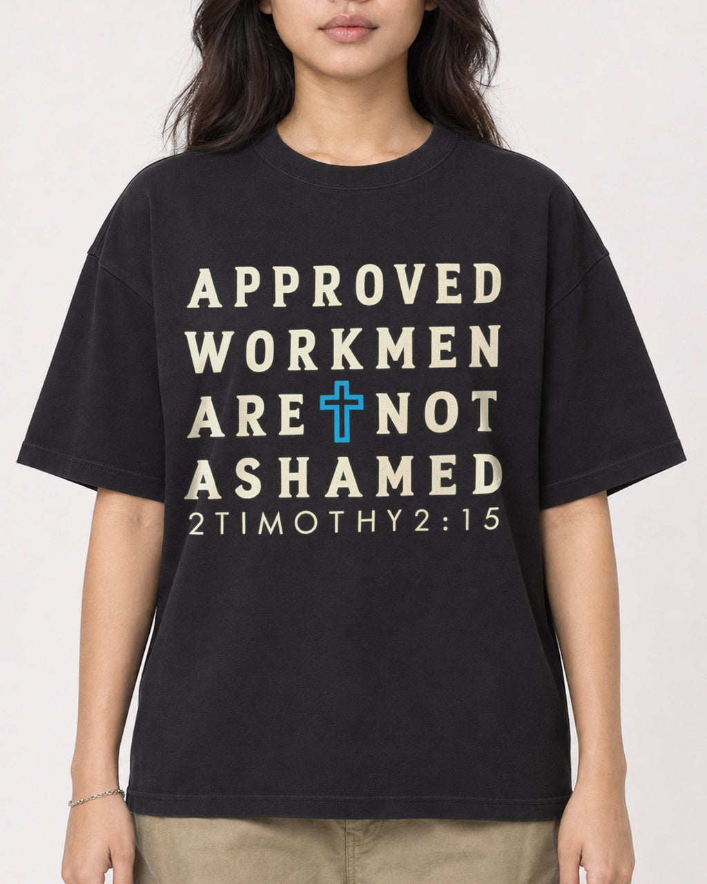 Mockup Boxy Heavyweight Tee Black female close-up 02