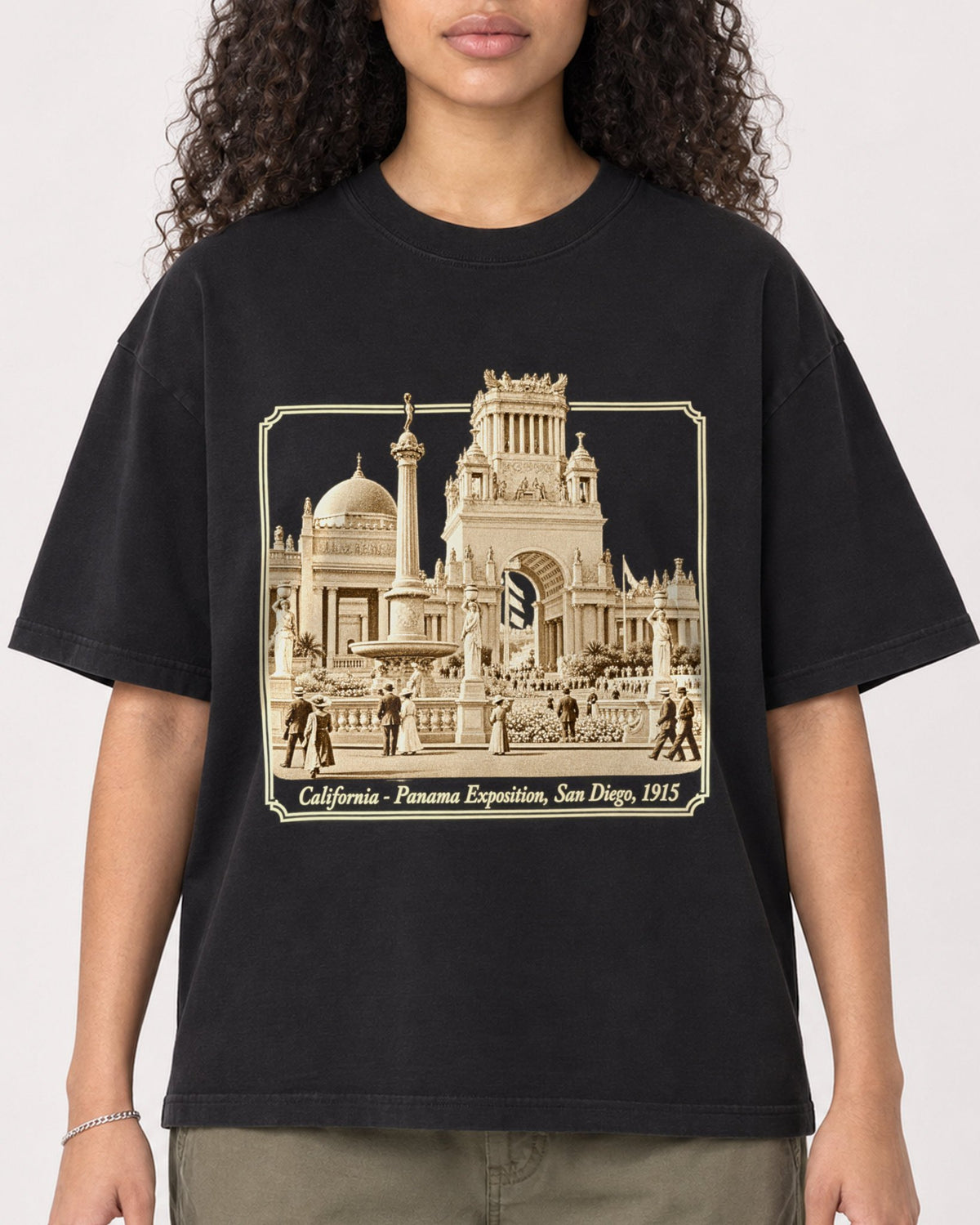 Mockup Boxy Heavyweight Tee Black female close-up 10