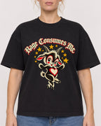 Mockup Boxy Heavyweight Tee Black female close-up 28
