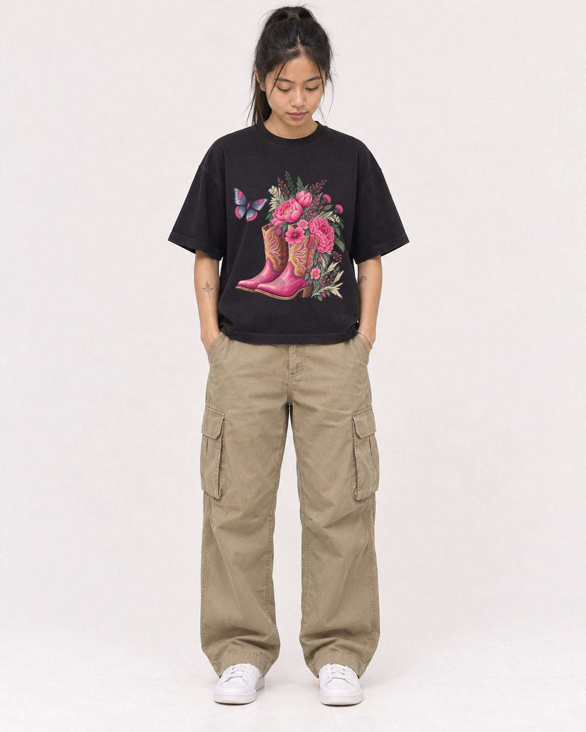 Mockup Boxy Heavyweight Tee Black female full-body 42