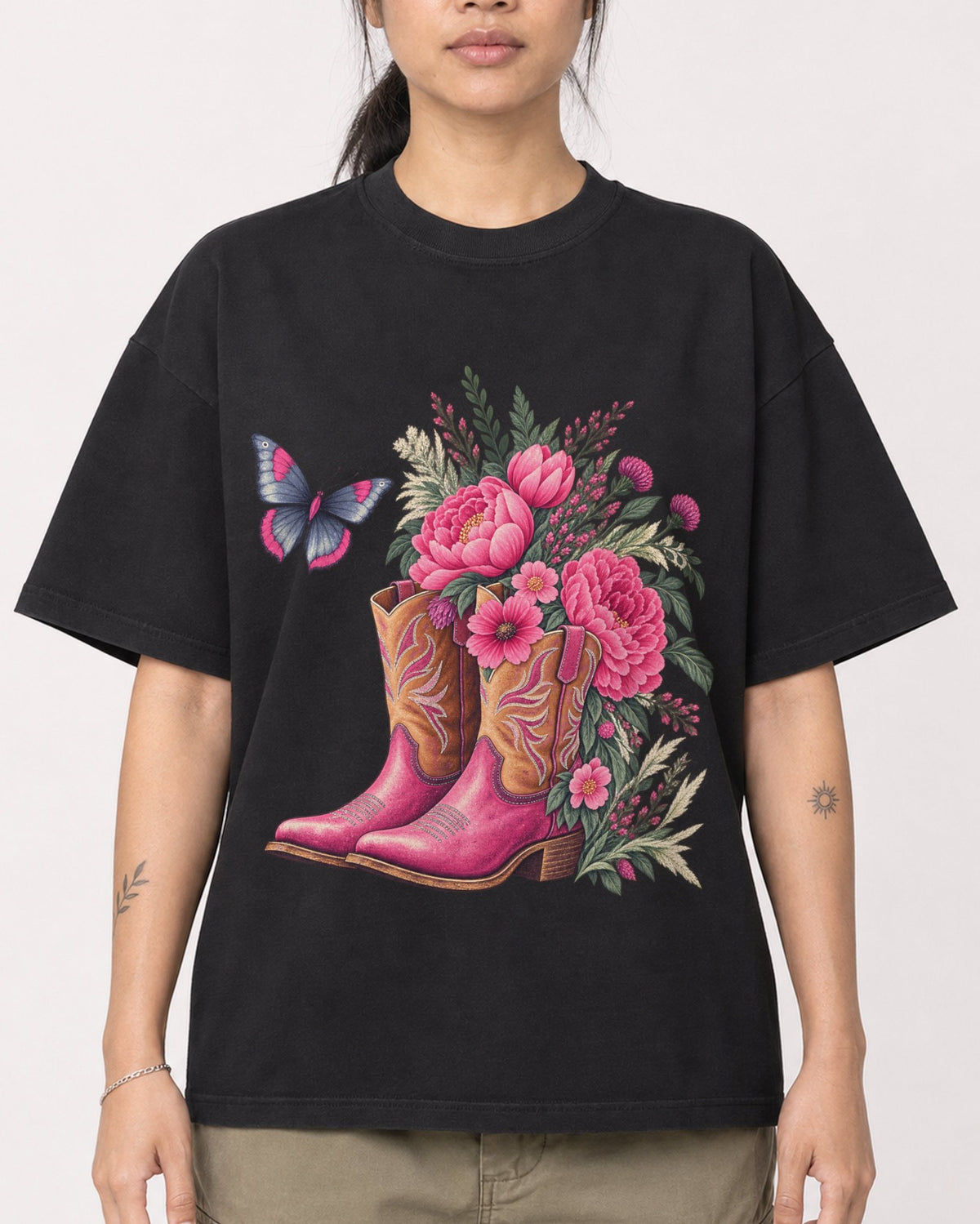 Mockup Boxy Heavyweight Tee Black female close-up 42