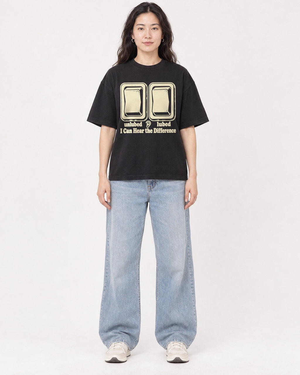 Mockup Boxy Heavyweight Tee Black female full-body 03
