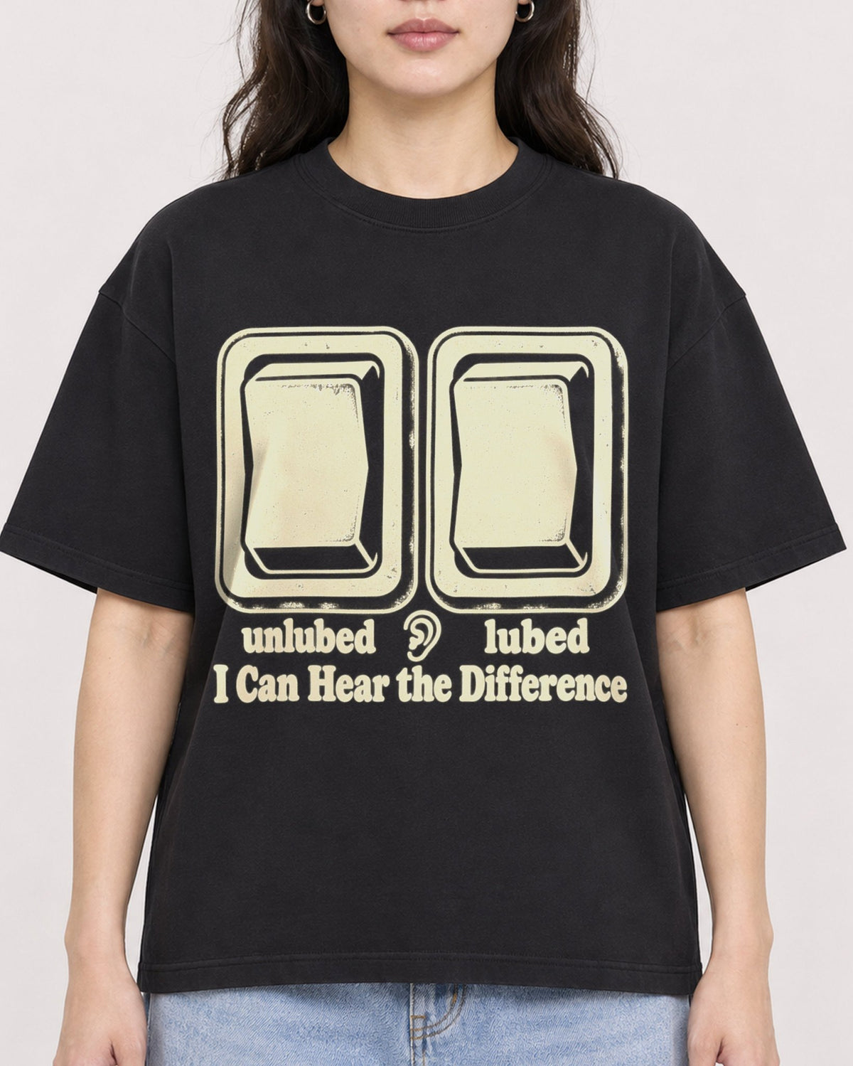 Mockup Boxy Heavyweight Tee Black female close-up 03