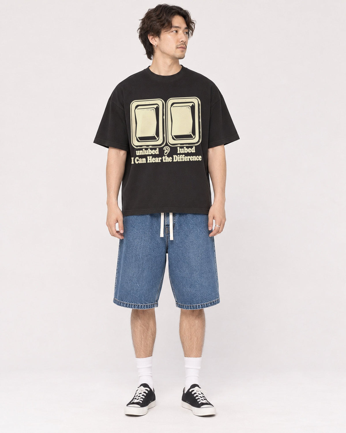 Mockup Boxy Heavyweight Tee Black male full-body 03