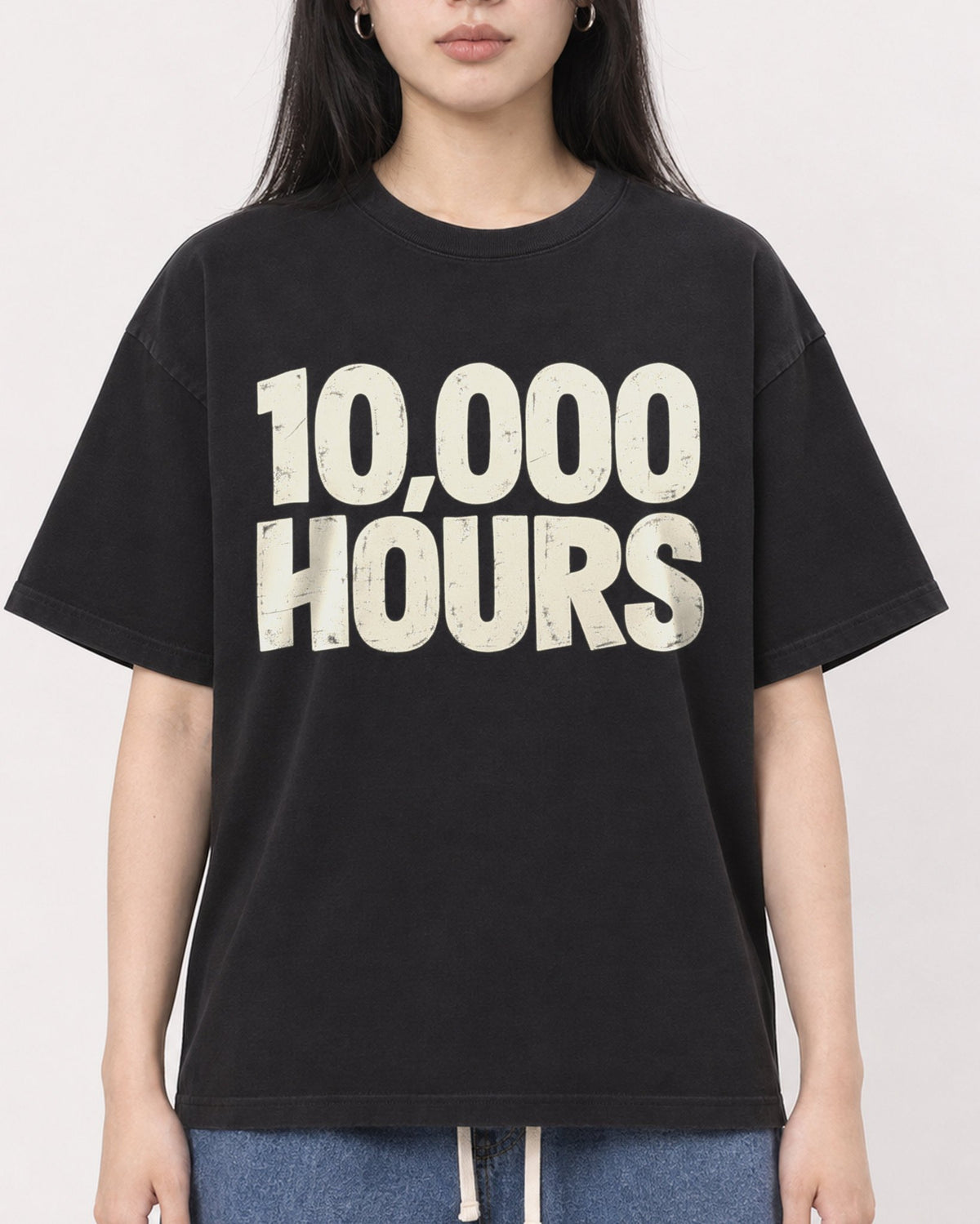 Mockup Boxy Heavyweight Tee Black female close-up 01