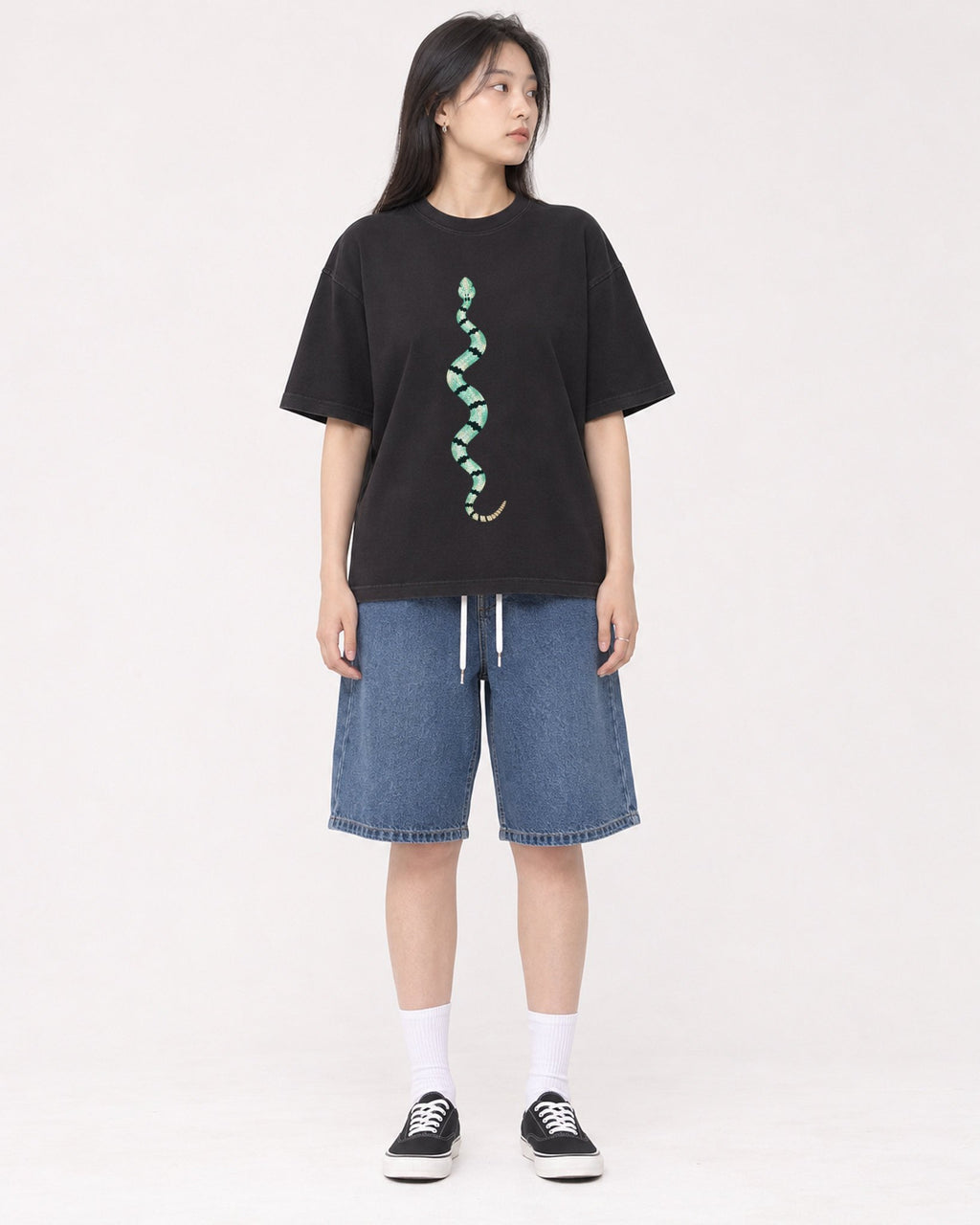 Mockup Boxy Heavyweight Tee Black female full-body 01