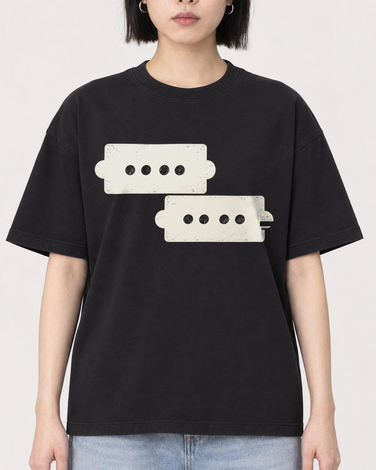 Mockup Boxy Heavyweight Tee Black female close-up 11