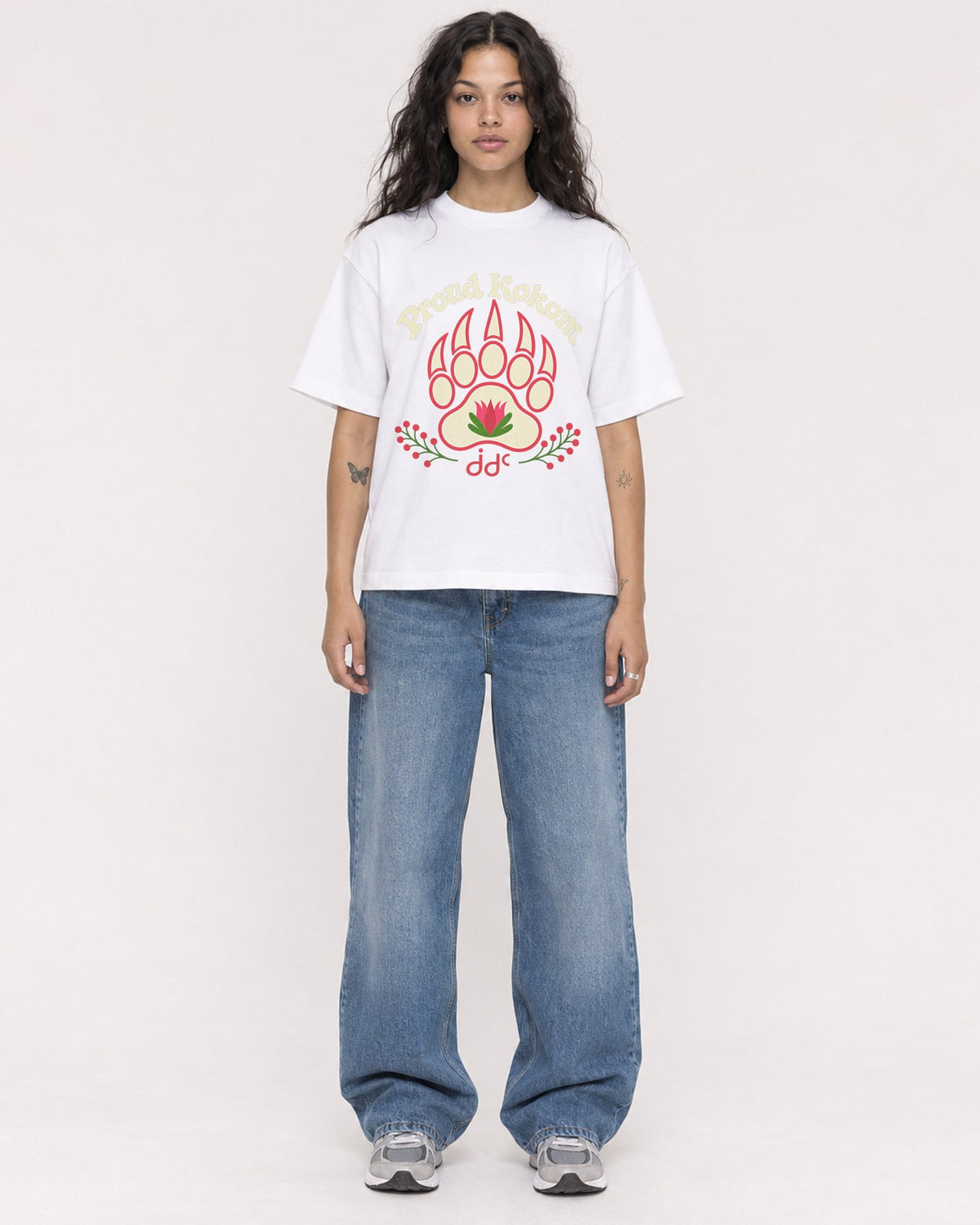 Mockup Boxy Heavyweight Tee White female full-body 30