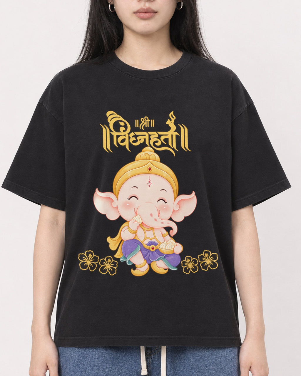 Mockup Boxy Heavyweight Tee Black female close-up 01