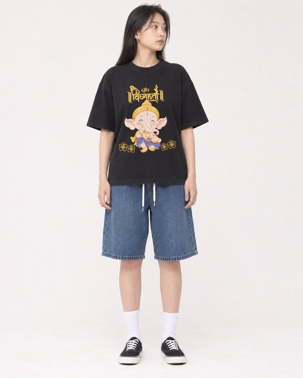 Mockup Boxy Heavyweight Tee Black female full-body 01