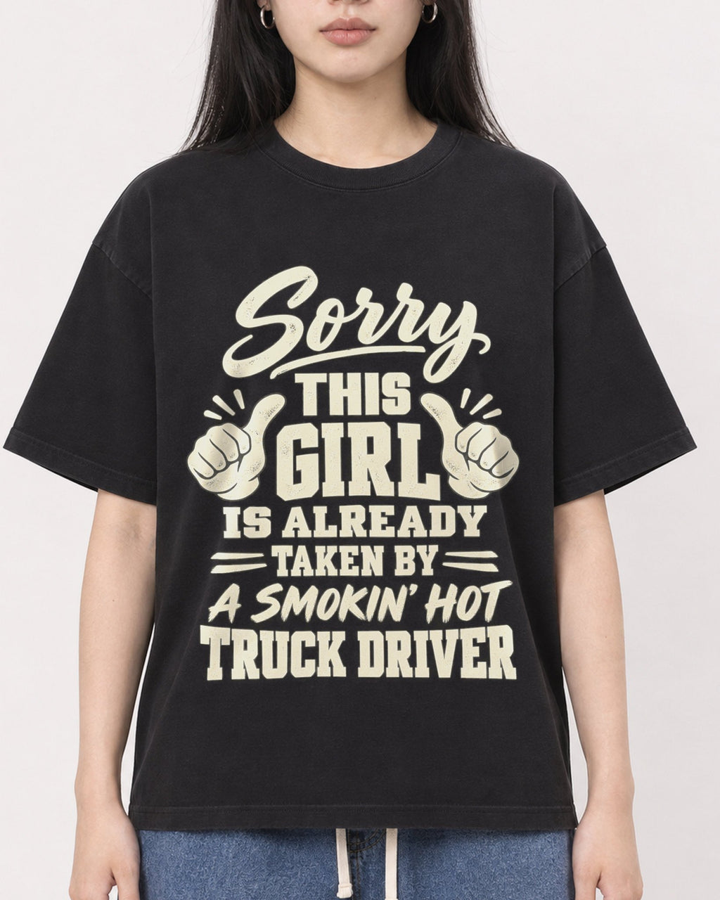 Mockup Boxy Heavyweight Tee Black female close-up 01