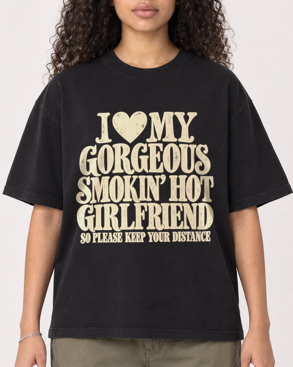 Mockup Boxy Heavyweight Tee Black female close-up 10