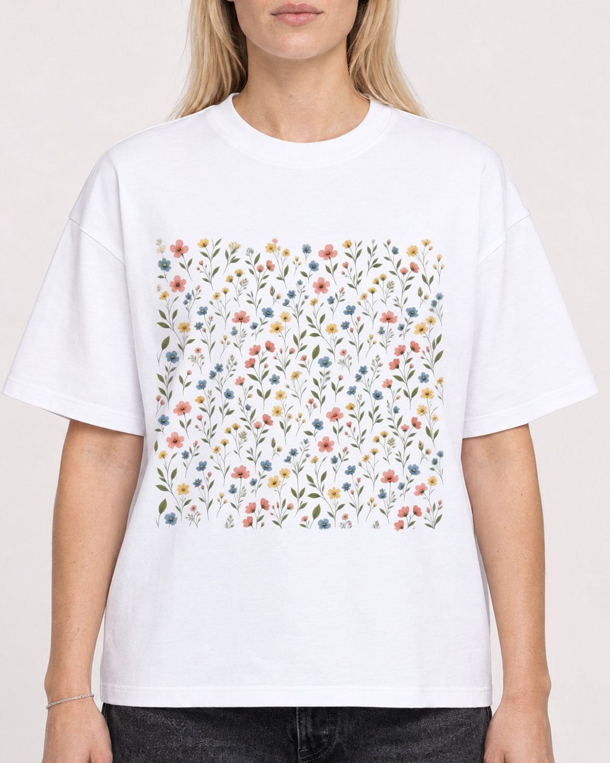 Mockup Boxy Heavyweight Tee White female close-up 08