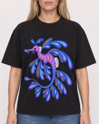 Mockup Boxy Heavyweight Tee Black female close-up 08
