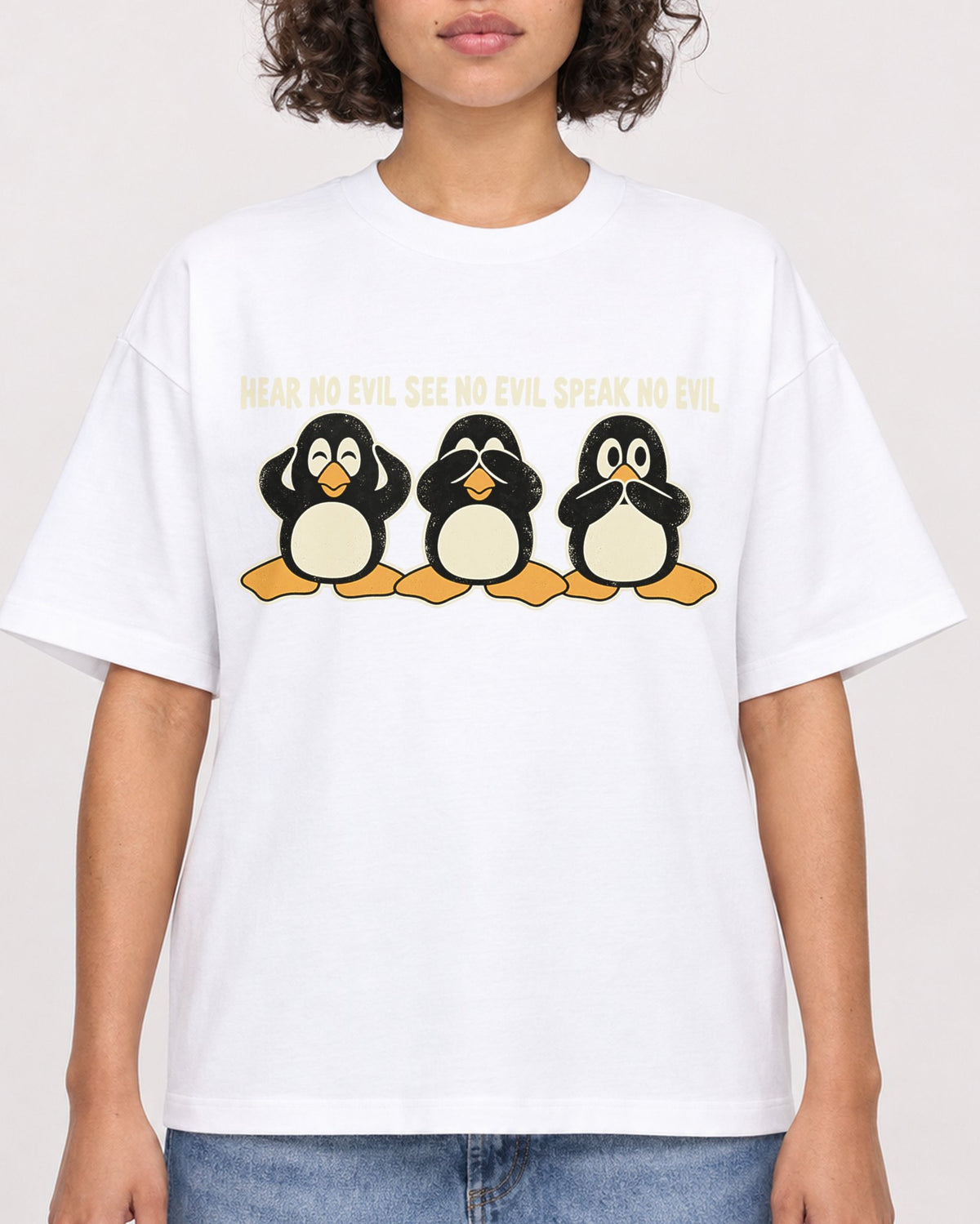 Mockup Boxy Heavyweight Tee White female close-up 40