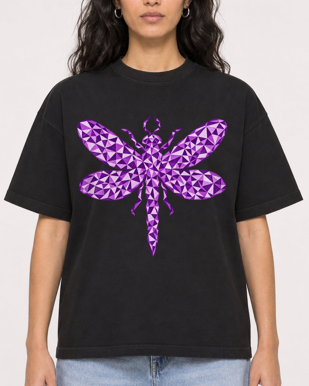 Mockup Boxy Heavyweight Tee Black female close-up 07