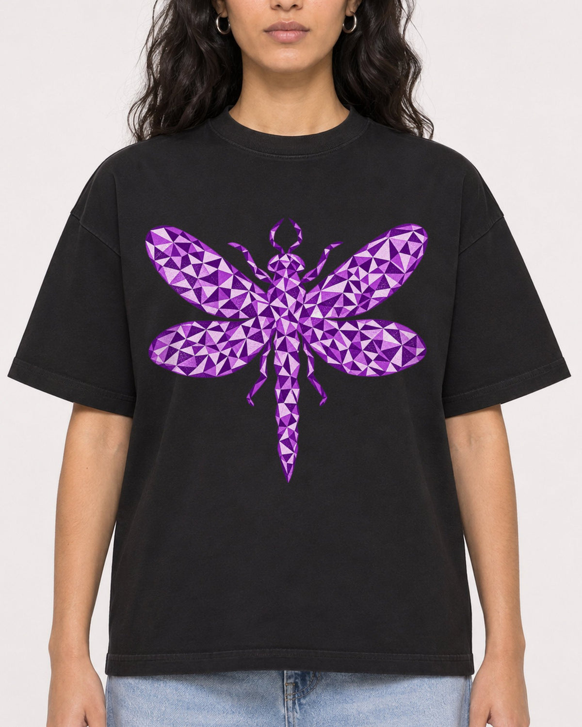 Mockup Boxy Heavyweight Tee Black female close-up 07