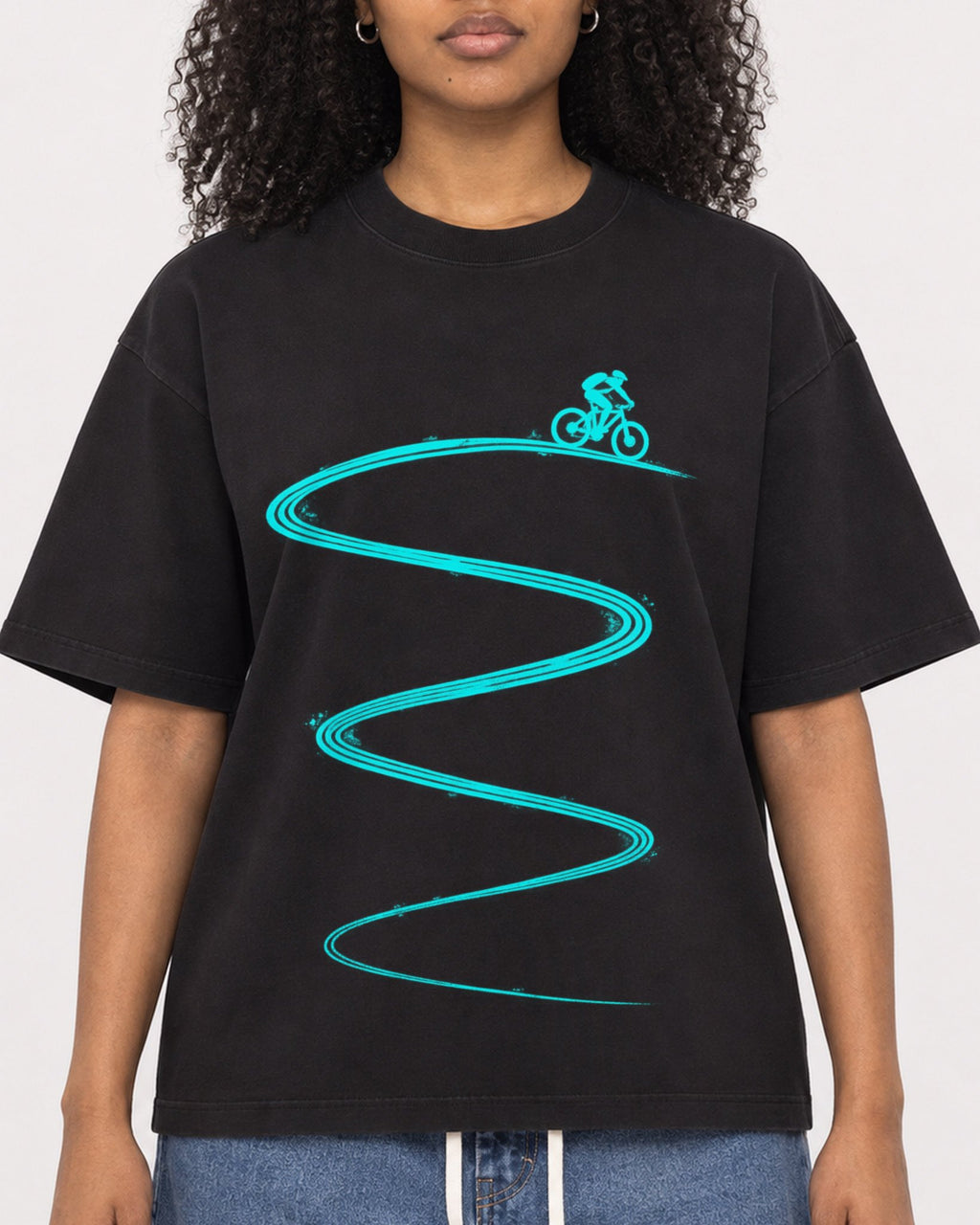 Mockup Boxy Heavyweight Tee Black female close-up 05