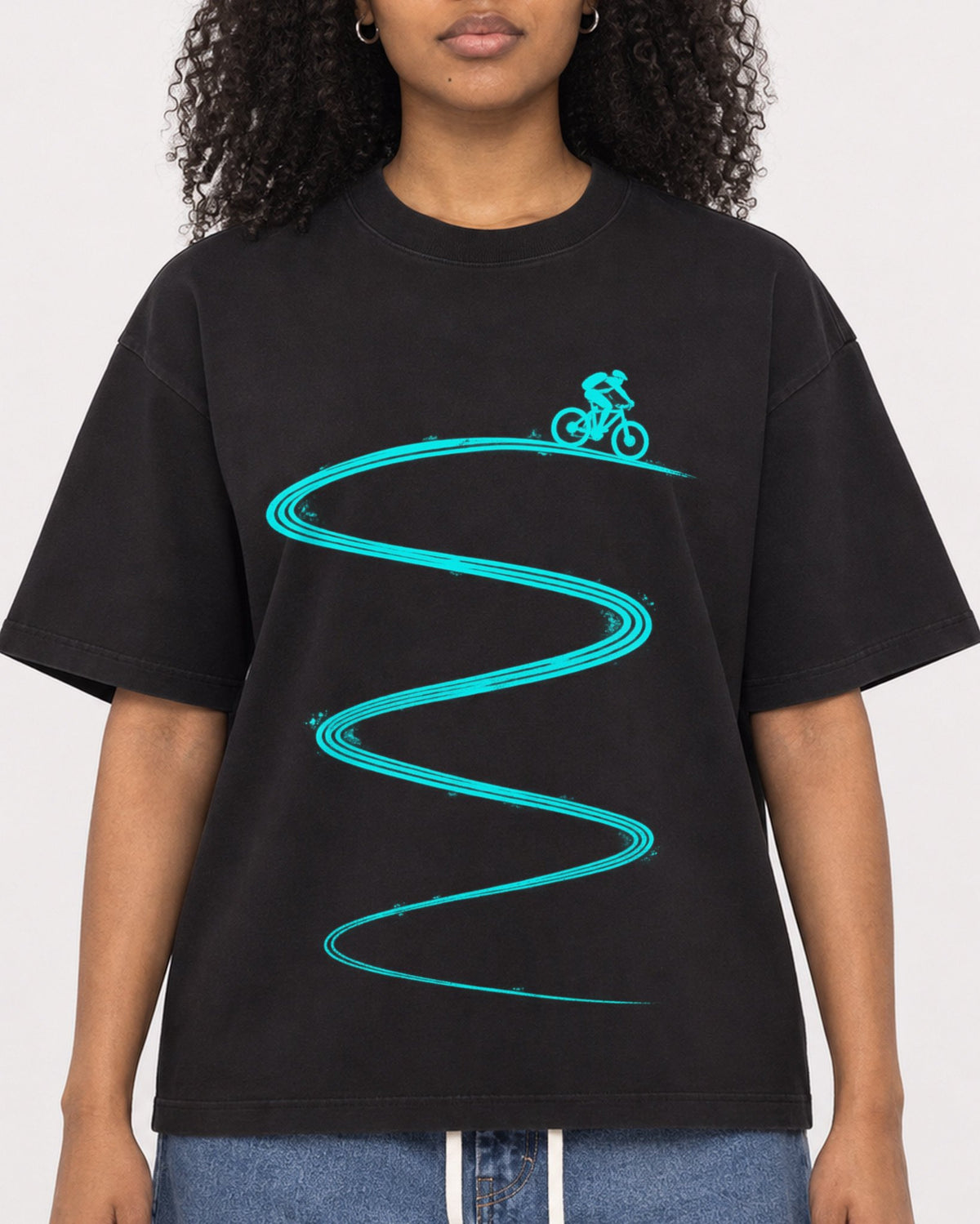 Mockup Boxy Heavyweight Tee Black female close-up 05