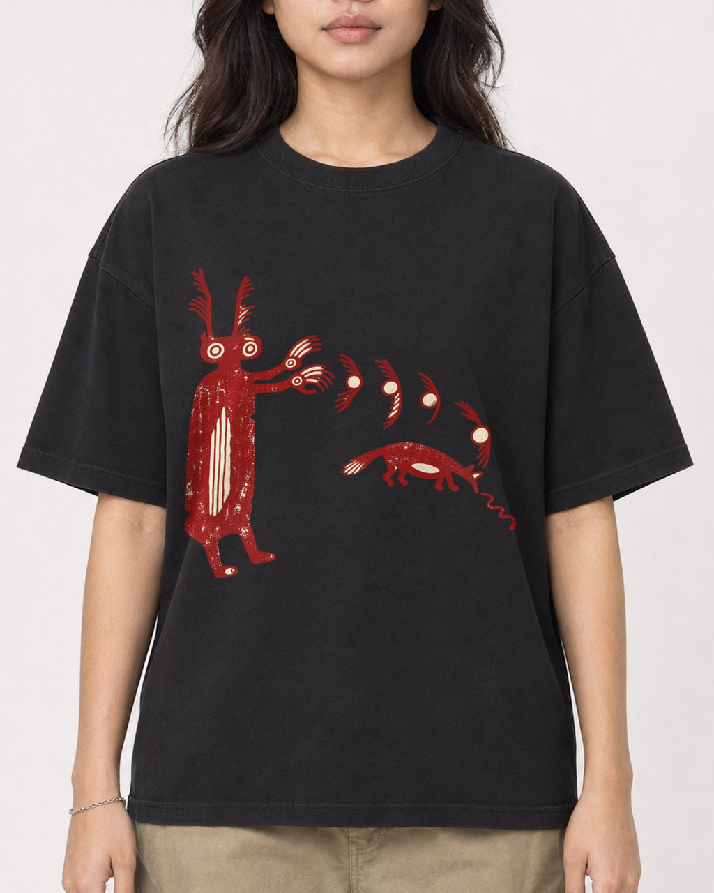 Mockup Boxy Heavyweight Tee Black female close-up 02