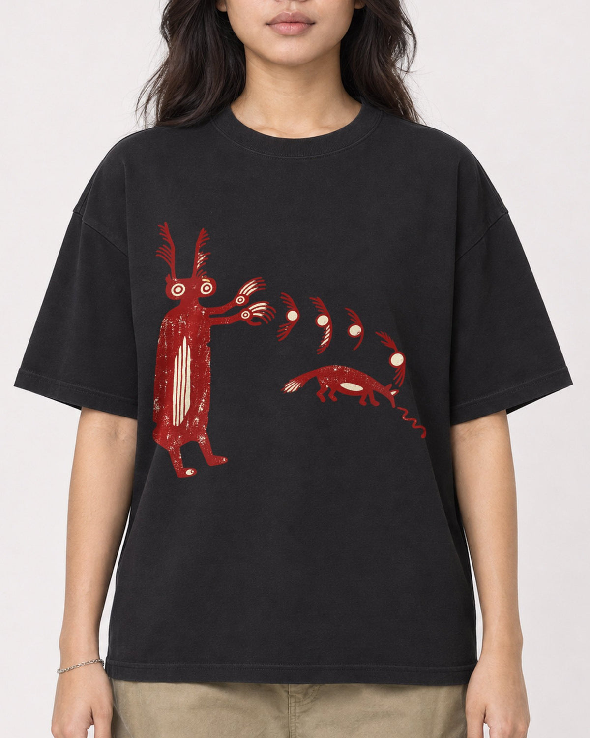 Mockup Boxy Heavyweight Tee Black female close-up 02