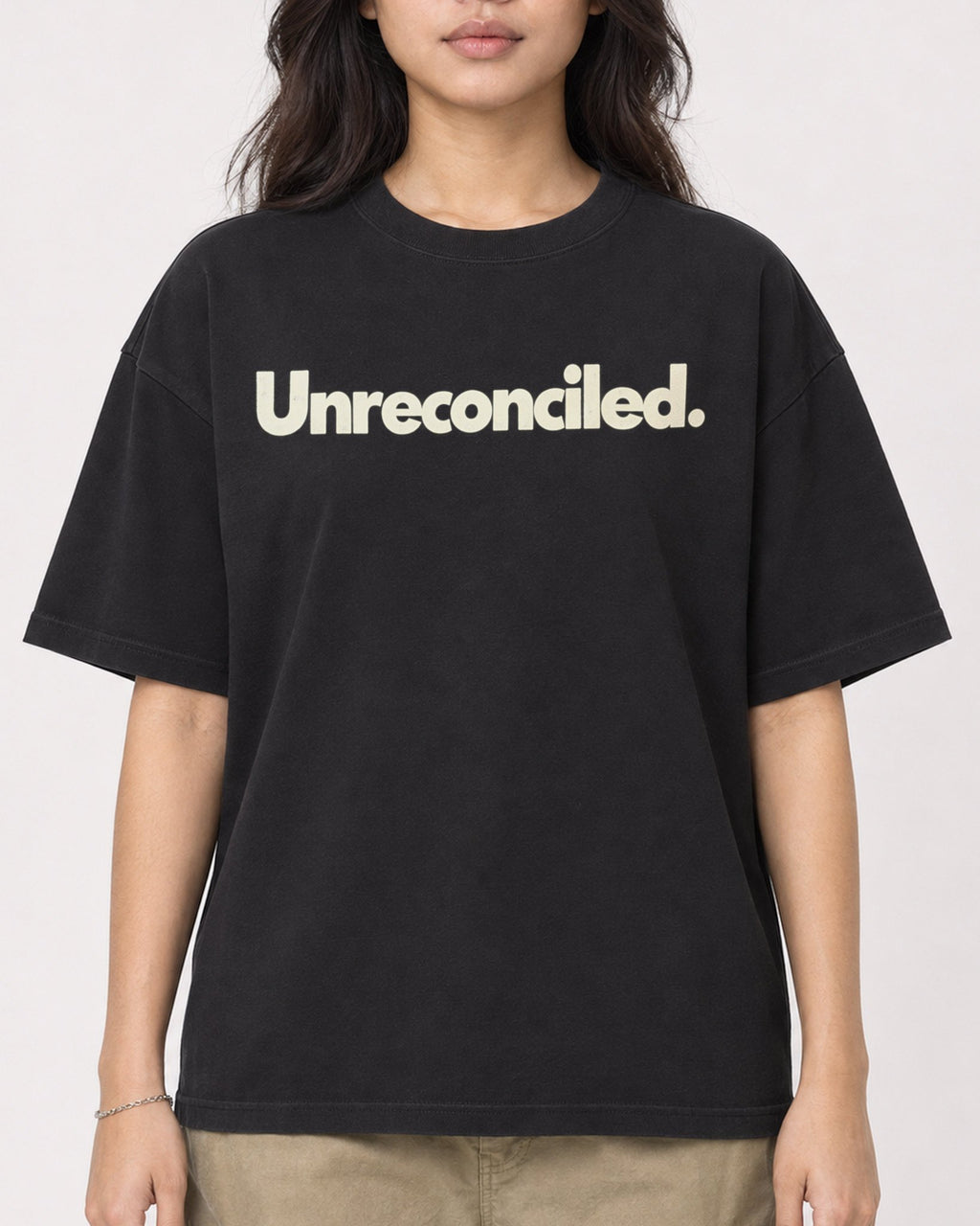 Mockup Boxy Heavyweight Tee Black female close-up 02