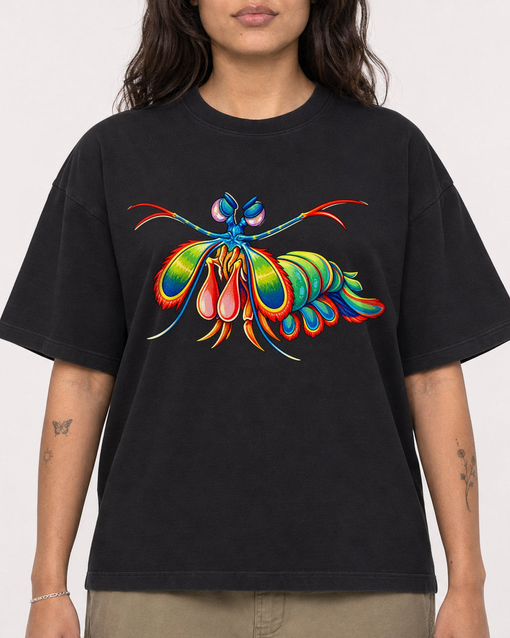 Mockup Boxy Heavyweight Tee Black female close-up 06