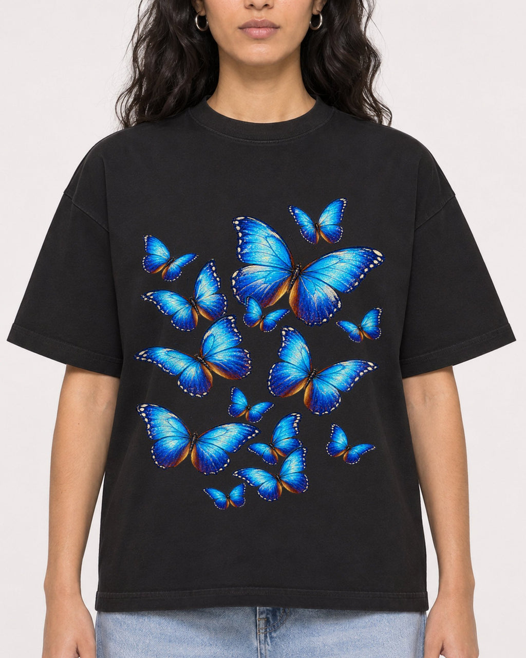 Mockup Boxy Heavyweight Tee Black female close-up 07