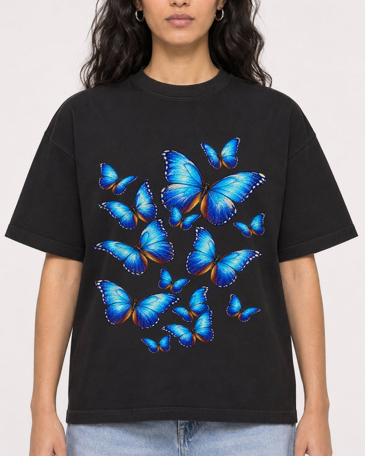 Mockup Boxy Heavyweight Tee Black female close-up 07