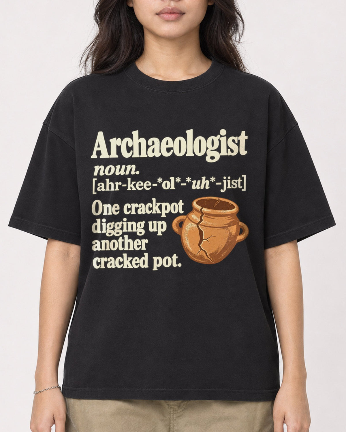 Mockup Boxy Heavyweight Tee Black female close-up 02