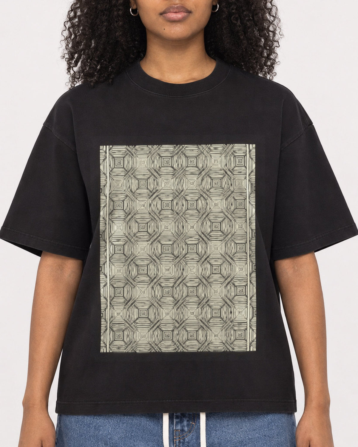 Mockup Boxy Heavyweight Tee Black female close-up 05