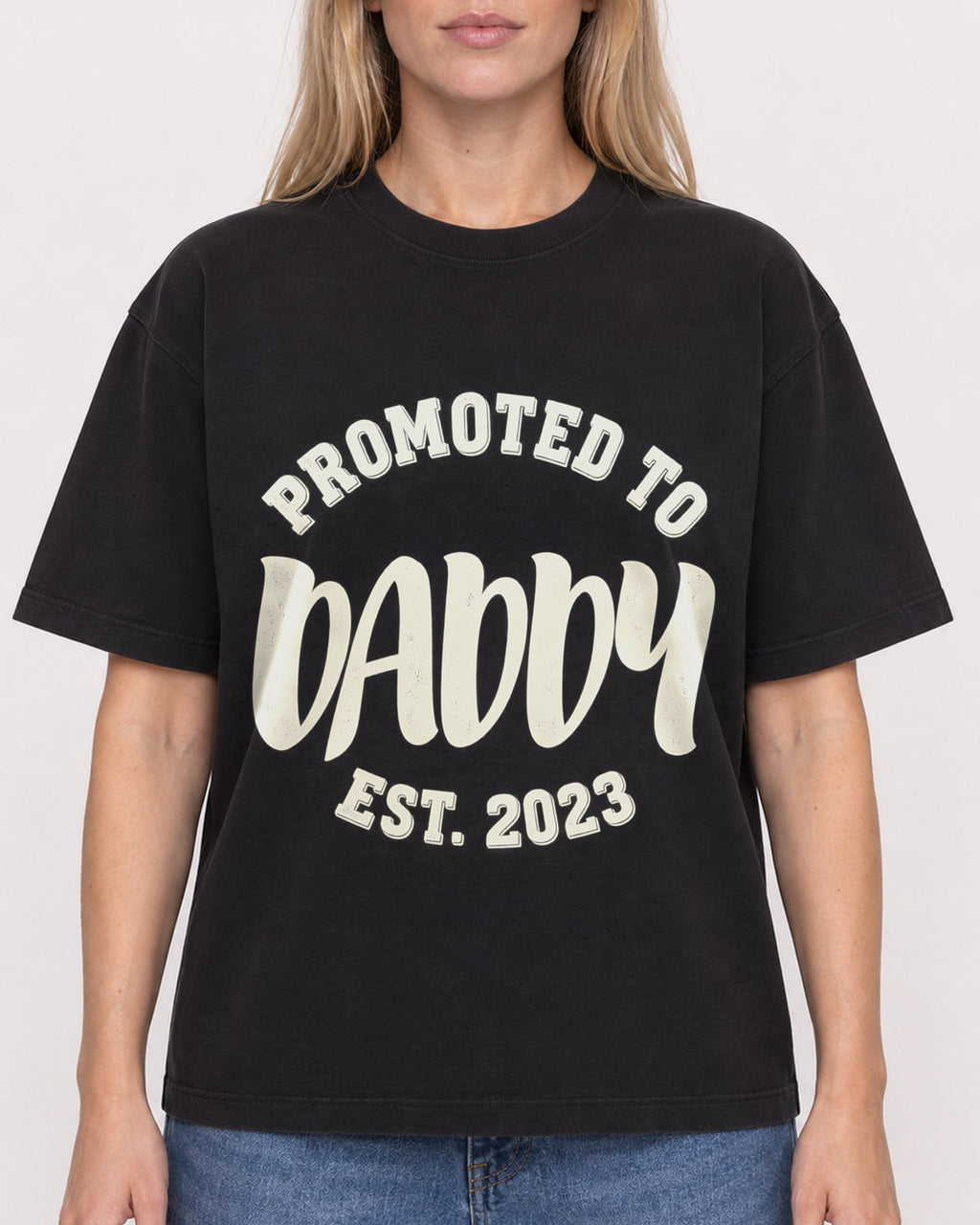 Mockup Boxy Heavyweight Tee Black female close-up 08