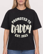 Mockup Boxy Heavyweight Tee Black female close-up 08
