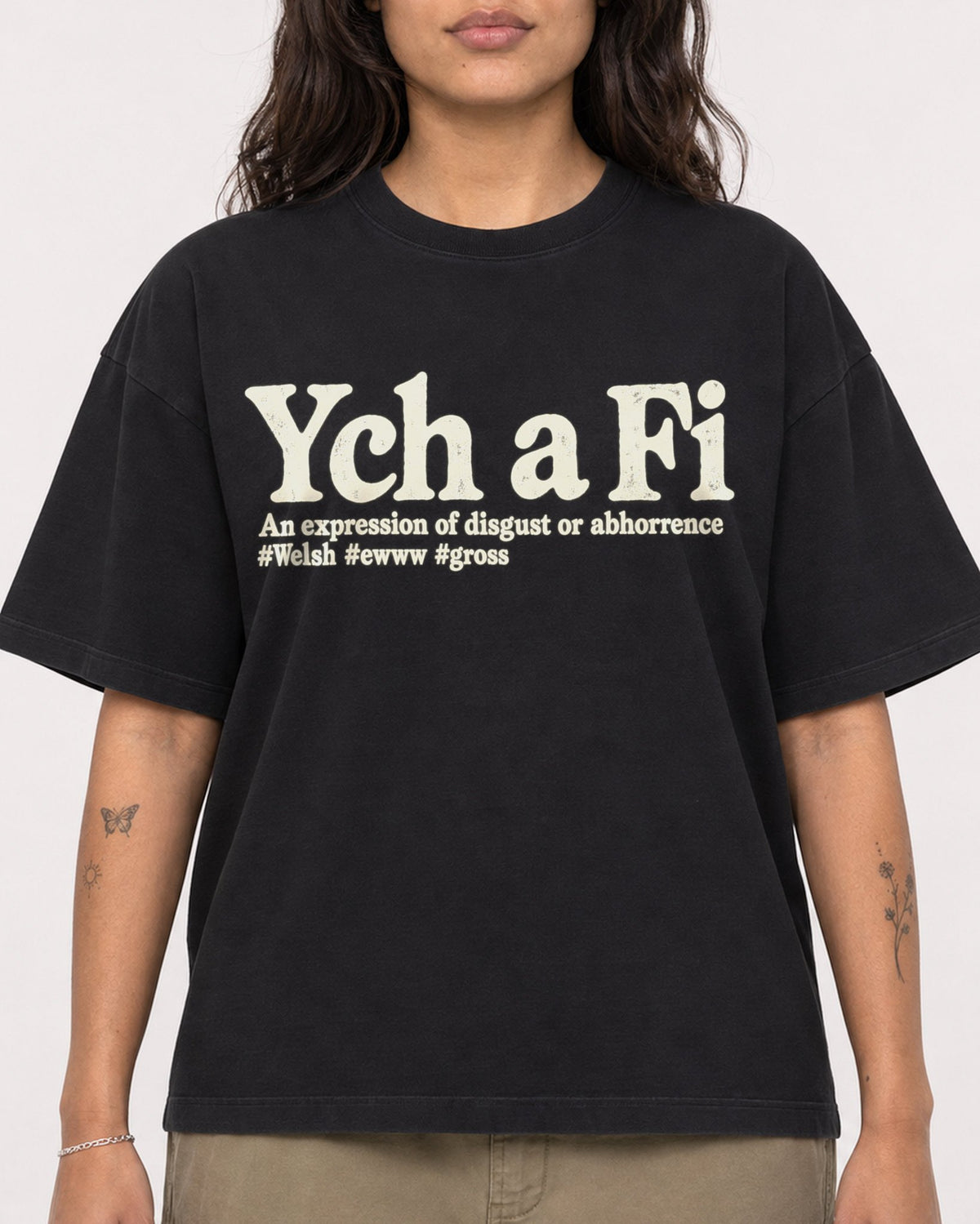 Mockup Boxy Heavyweight Tee Black female close-up 06