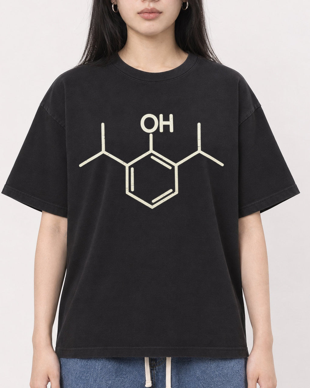 Mockup Boxy Heavyweight Tee Black female close-up 01