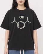 Mockup Boxy Heavyweight Tee Black female close-up 01