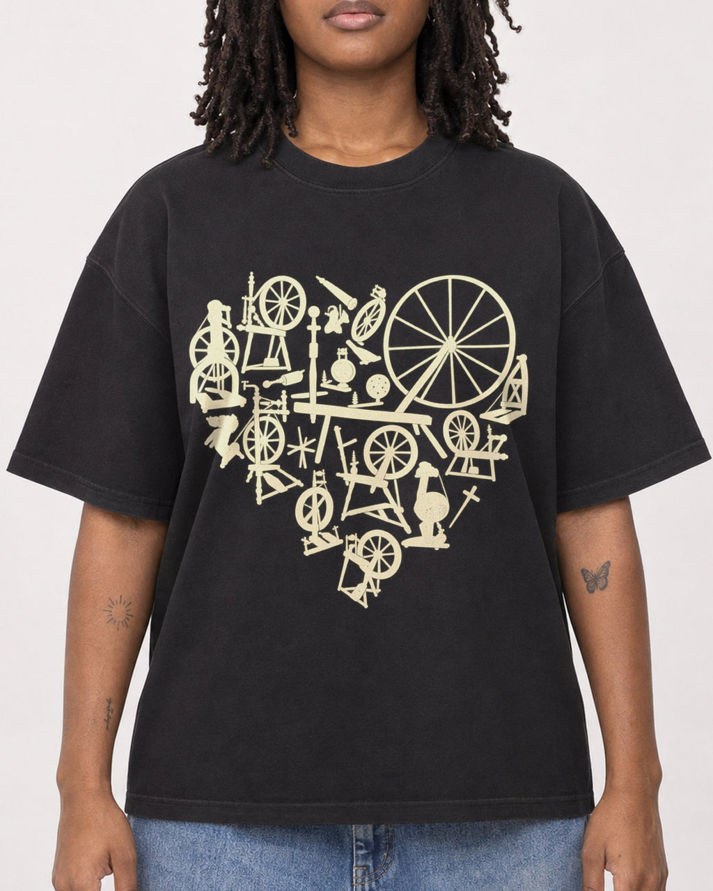 Mockup Boxy Heavyweight Tee Black female close-up 24