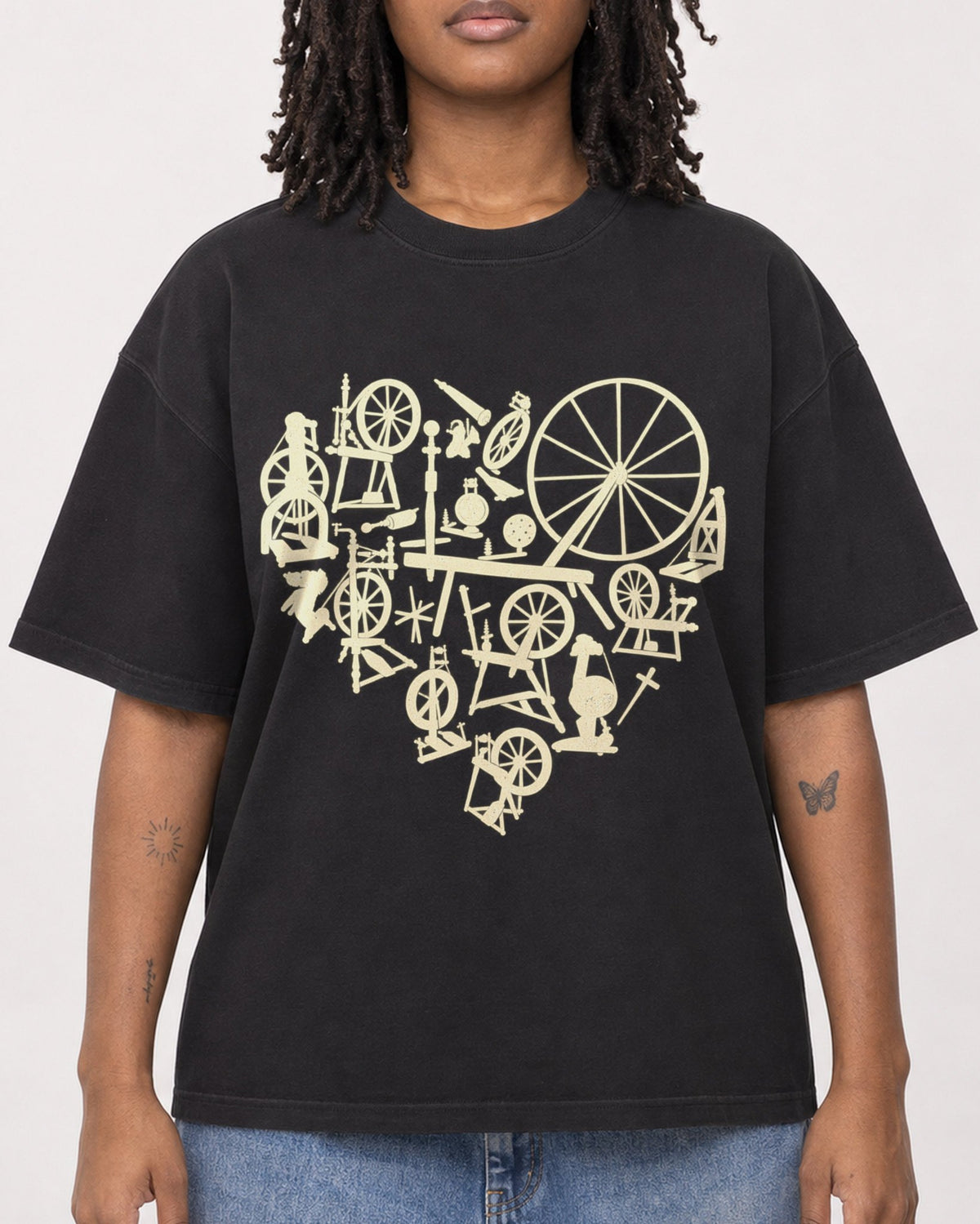 Mockup Boxy Heavyweight Tee Black female close-up 24