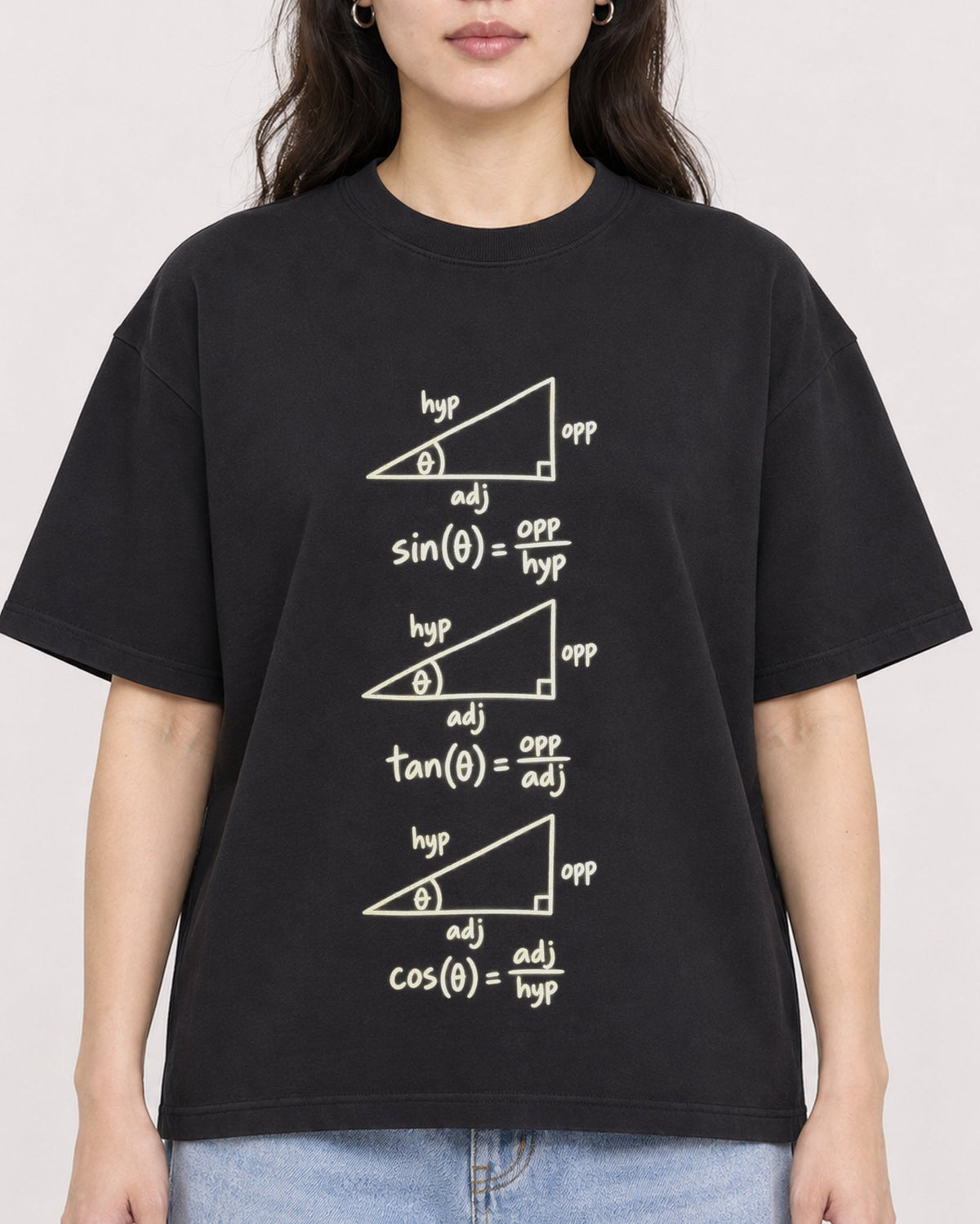 Mockup Boxy Heavyweight Tee Black female close-up 03