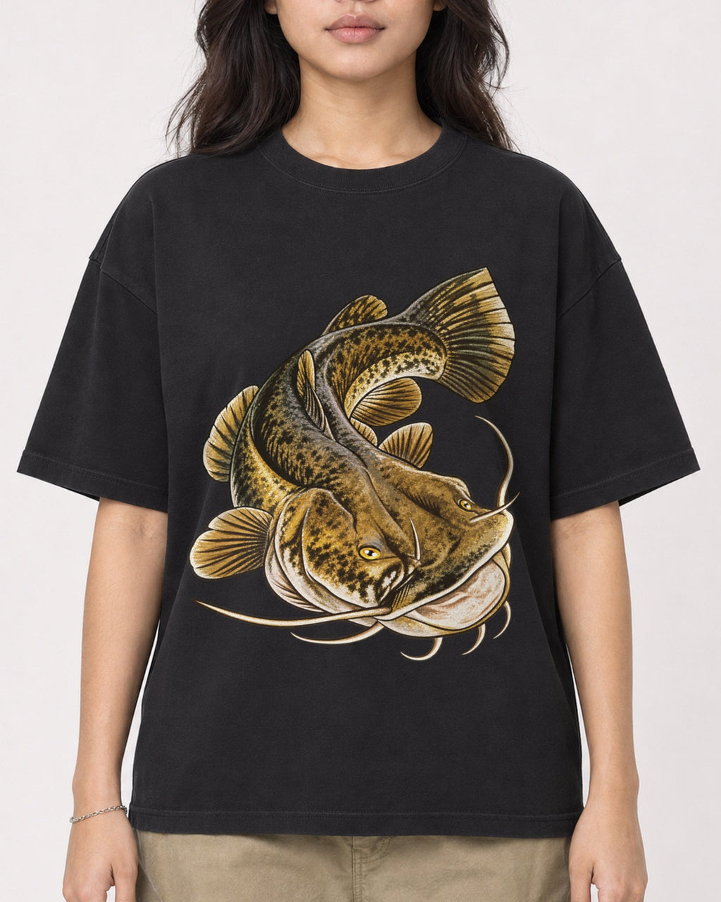 Mockup Boxy Heavyweight Tee Black female close-up 02