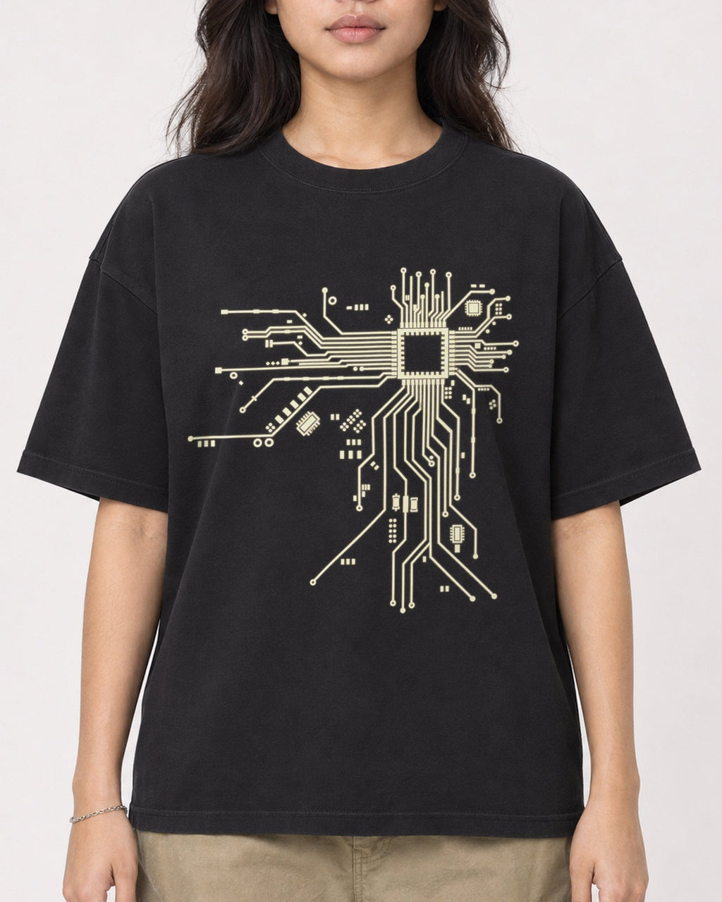 Mockup Boxy Heavyweight Tee Black female close-up 02