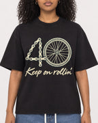 Mockup Boxy Heavyweight Tee Black female close-up 05