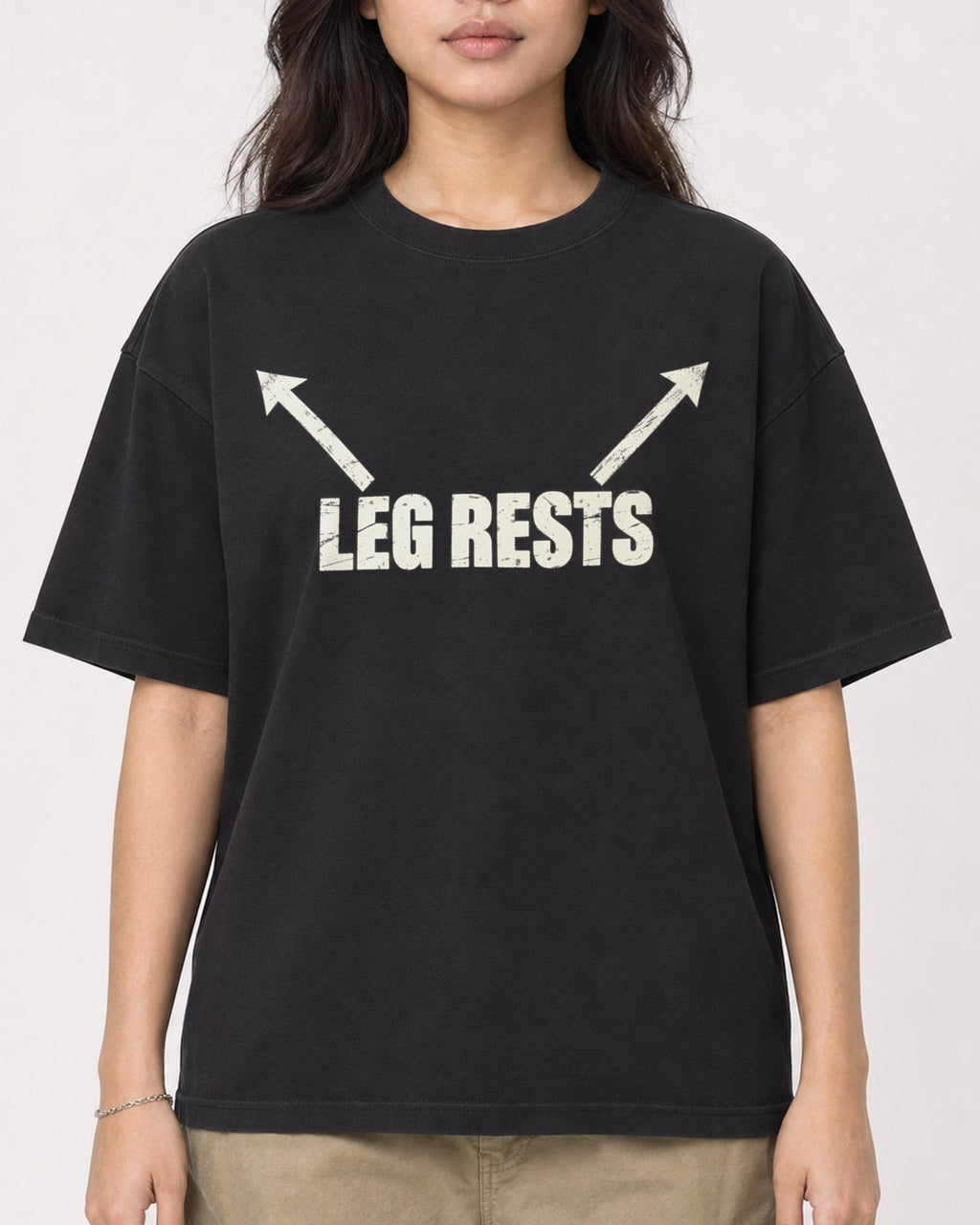 Mockup Boxy Heavyweight Tee Black female close-up 02