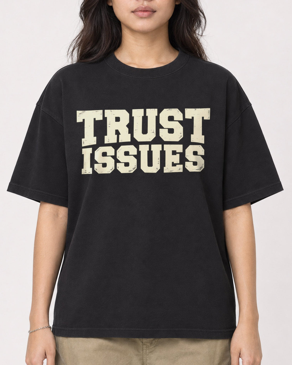 Mockup Boxy Heavyweight Tee Black female close-up 02