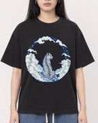 Mockup Boxy Heavyweight Tee Black female close-up 01