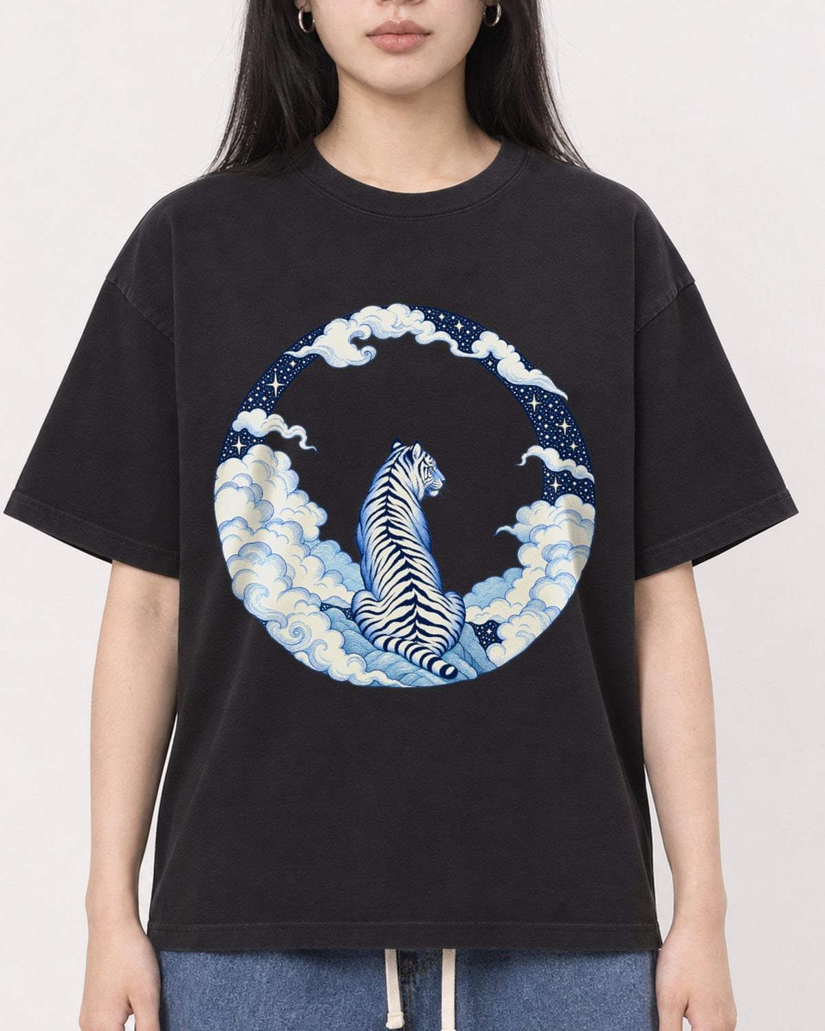 Mockup Boxy Heavyweight Tee Black female close-up 01