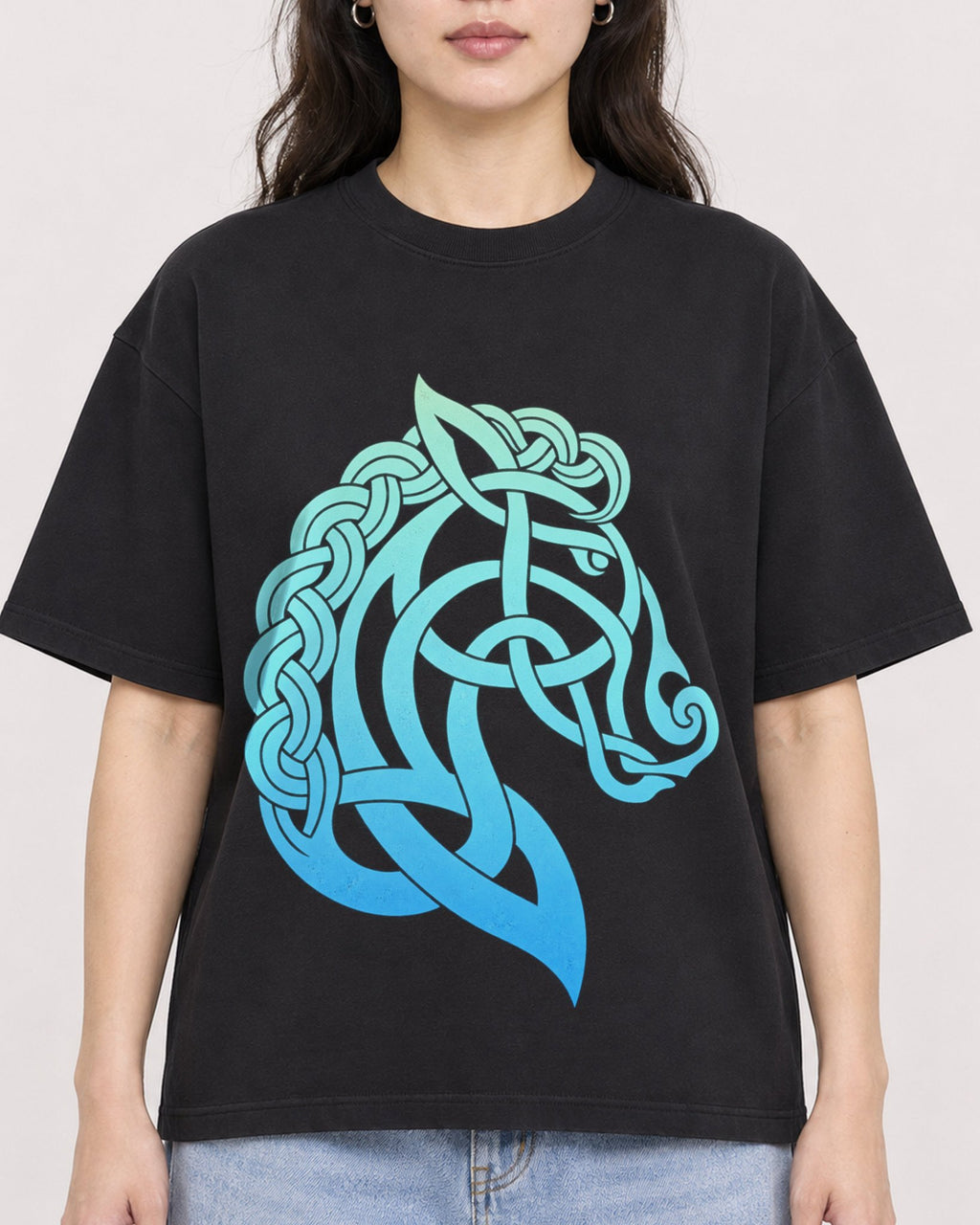 Mockup Boxy Heavyweight Tee Black female close-up 03